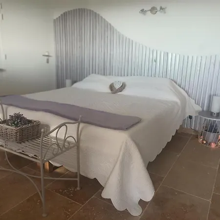 Le Des Lavandes Bed & Breakfast